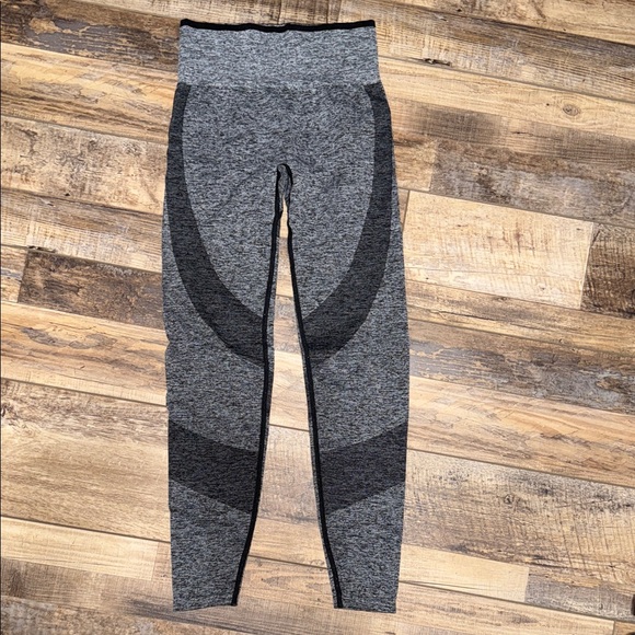 PINK Victoria's Secret Gray and Black Leggings - Picture 1 of 7
